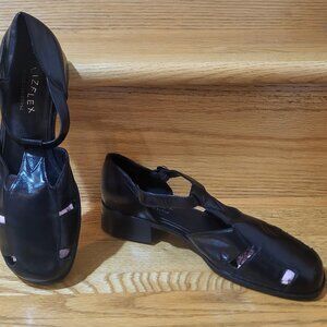 Lizflex by Liz Claiborne black leather sandals